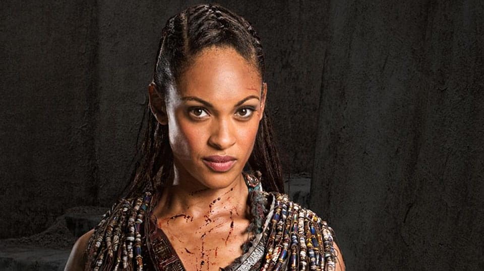 Cynthia Addai-Robinsonová jako Naevia